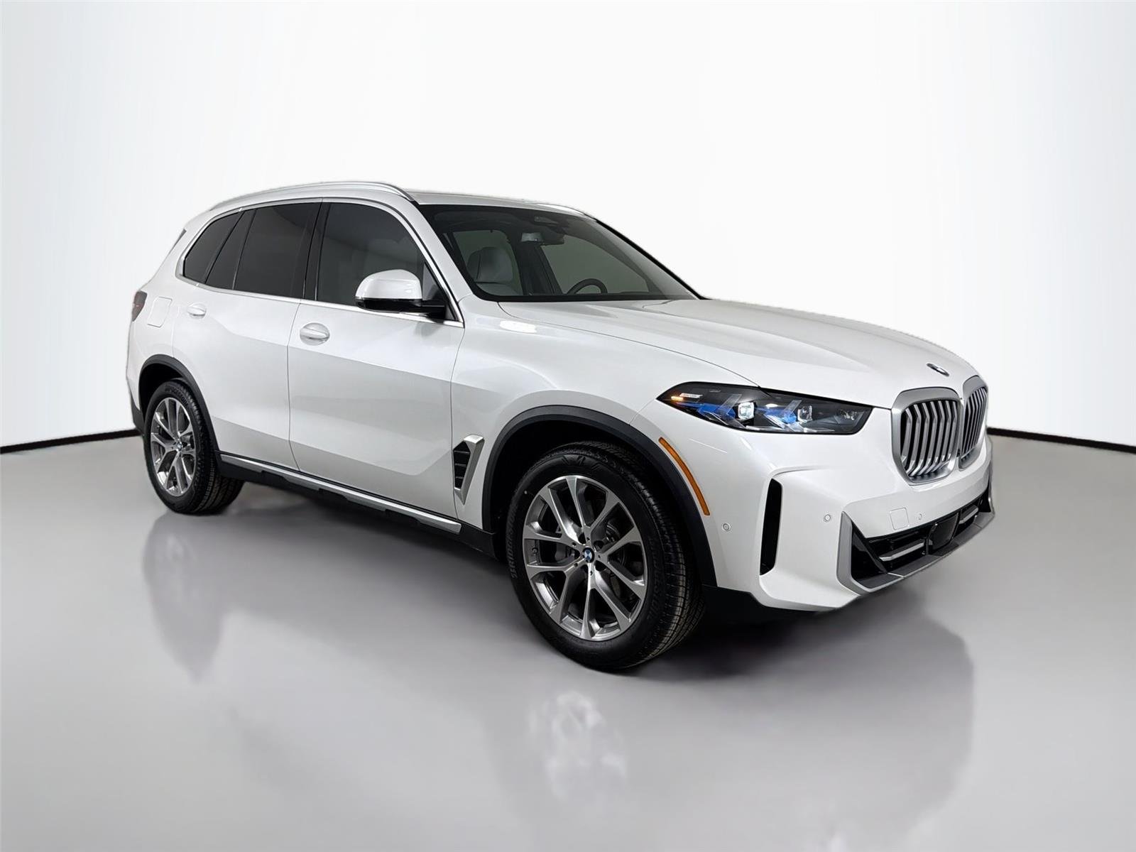 New 2026 Mineral White Metallic BMW xDrive40i image 3