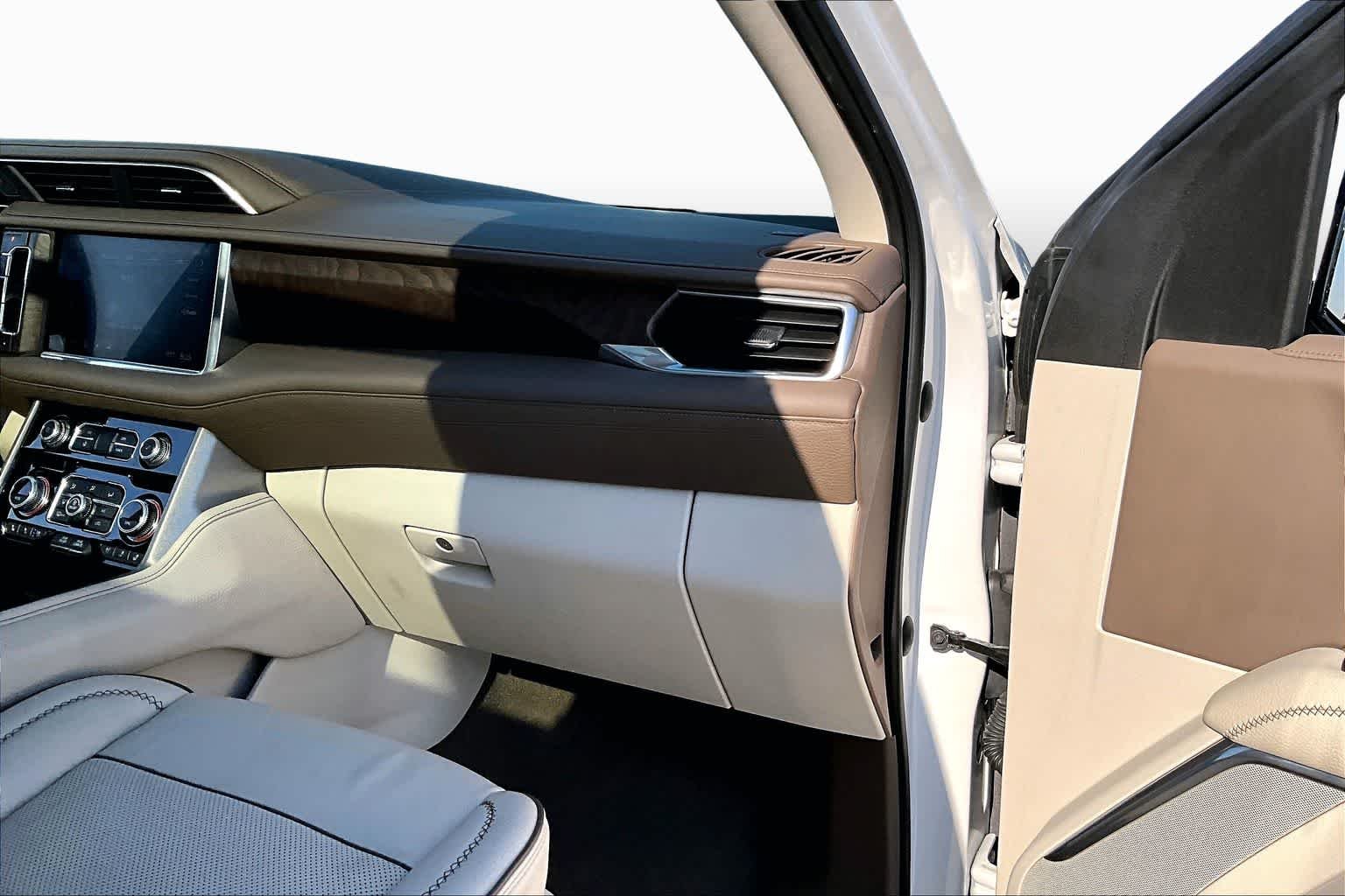Used 2021 White Frost Tricoat GMC Denali image 18