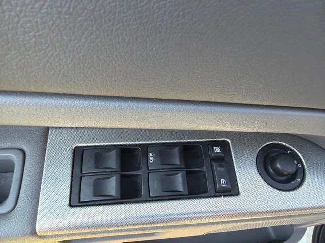 Used 2005 White Jeep Laredo image 17