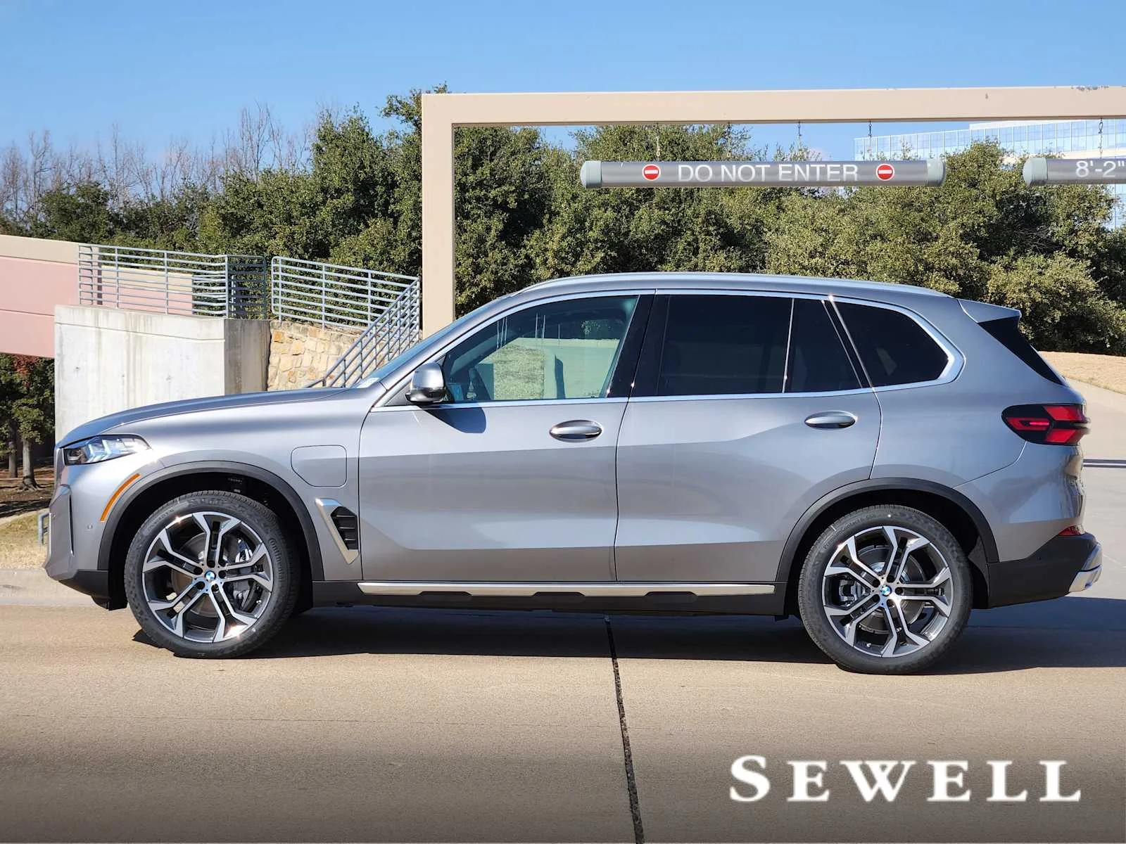 New 2026 Skyscraper Grey Metallic BMW xDrive50e image 2