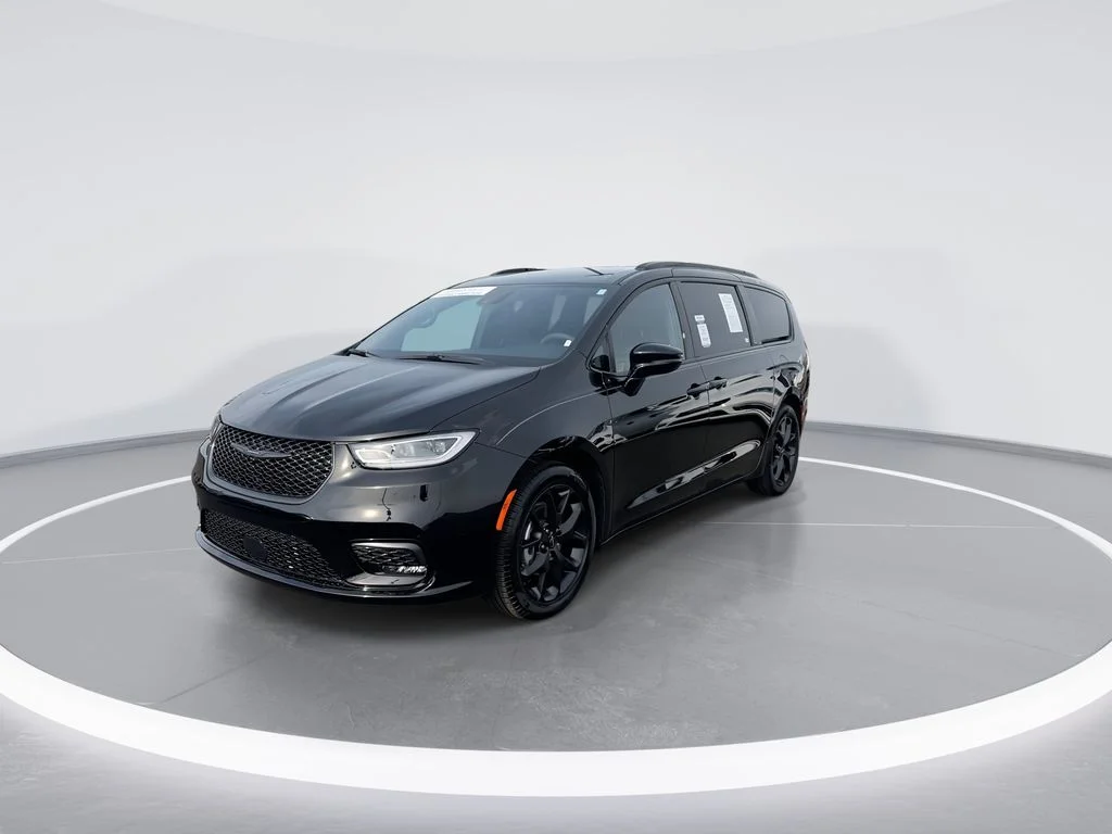 Used 2024 Black Chrysler Touring L image 4