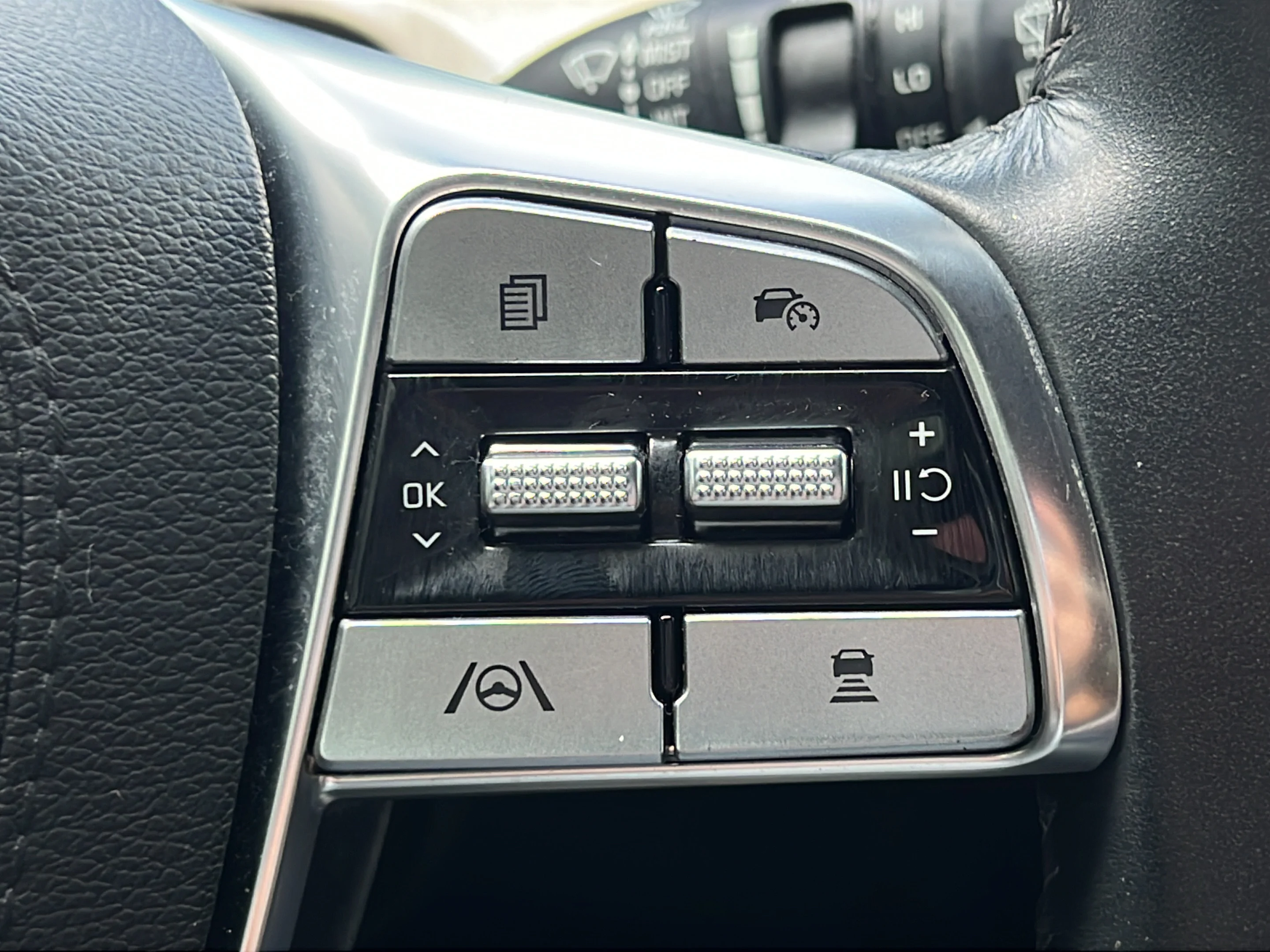 Used 2023 Glacial White Pearl Kia EX image 22