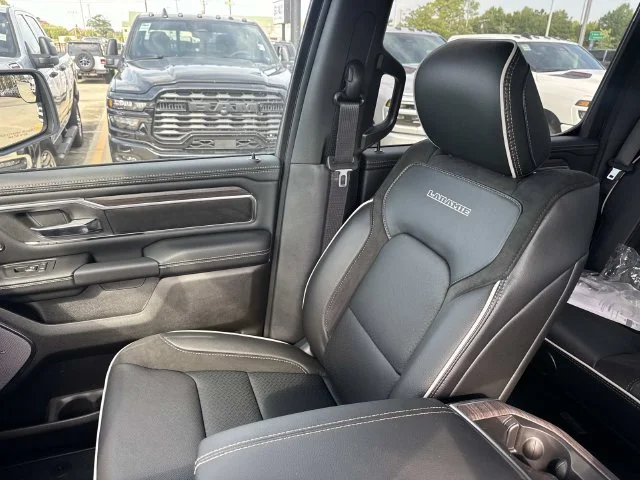 New 2027 Diamond Black Crystal Pearl-Coat Exterior Paint RAM Laramie image 41