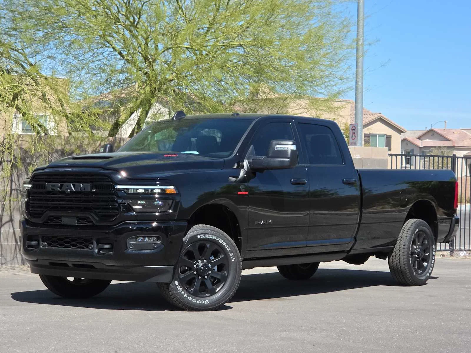 New 2026 Diamond Black Crystal Pearl-Coat Exterior Paint RAM Laramie image 30