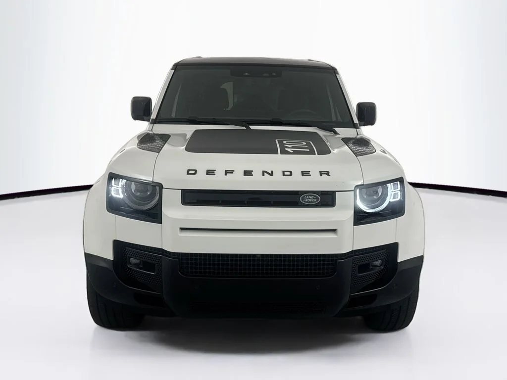 Used 2025 White Land Rover X-Dynamic SE image 2