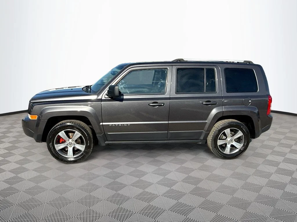 Used 2016 Gray Jeep Latitude image 9