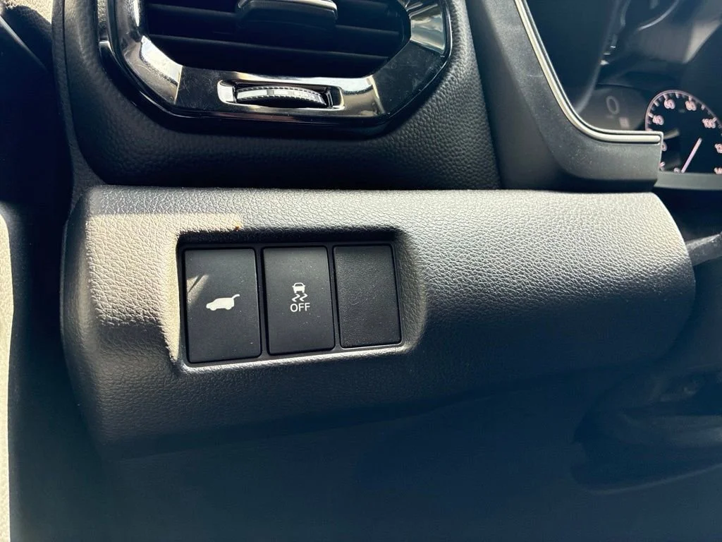 Used 2025 White Honda Touring image 19