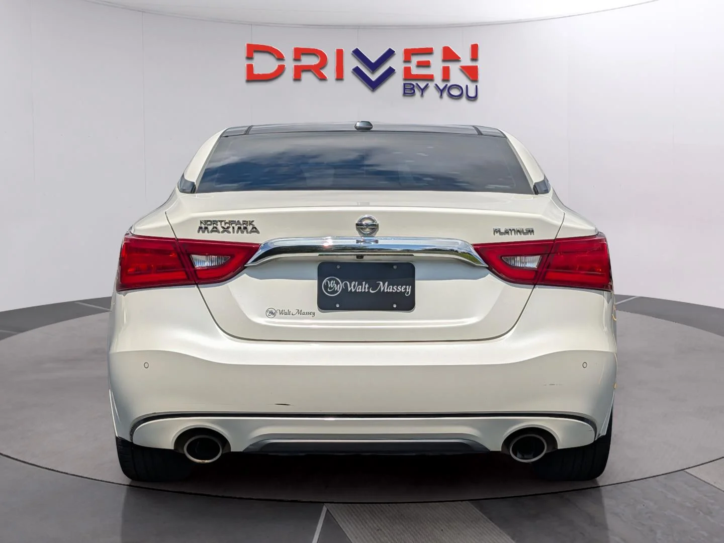 Used 2017 Pearl White Nissan Platinum image 4