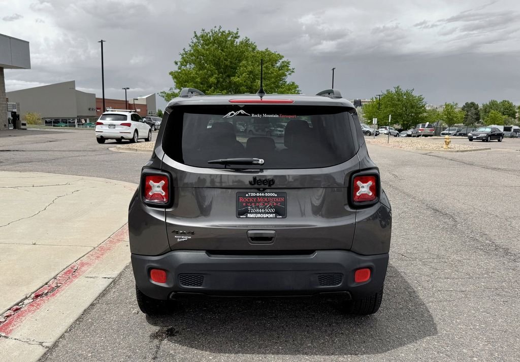 Used 2018 Gray Jeep Latitude image 7