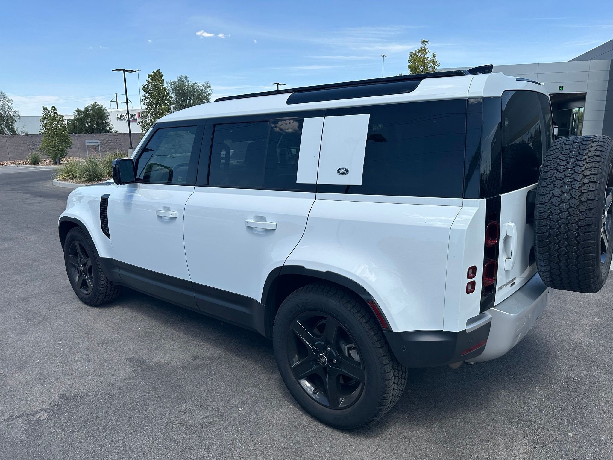 Used 2021 Fuji White Land Rover SE image 12