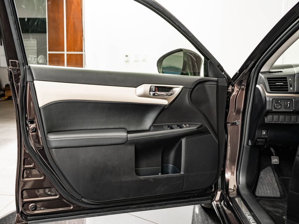 Used 2014 Pearl Lexus 200h image 24