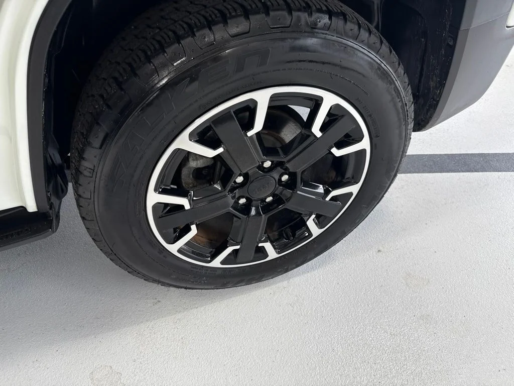 Used 2023 White Jeep Latitude image 11