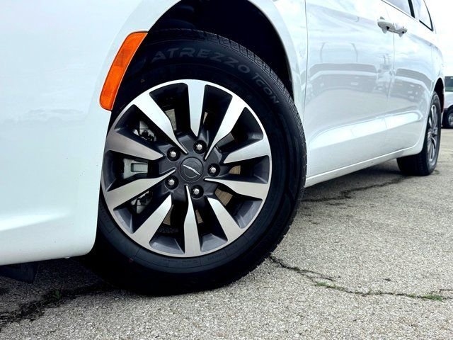 Used 2024 White Chrysler Select image 2