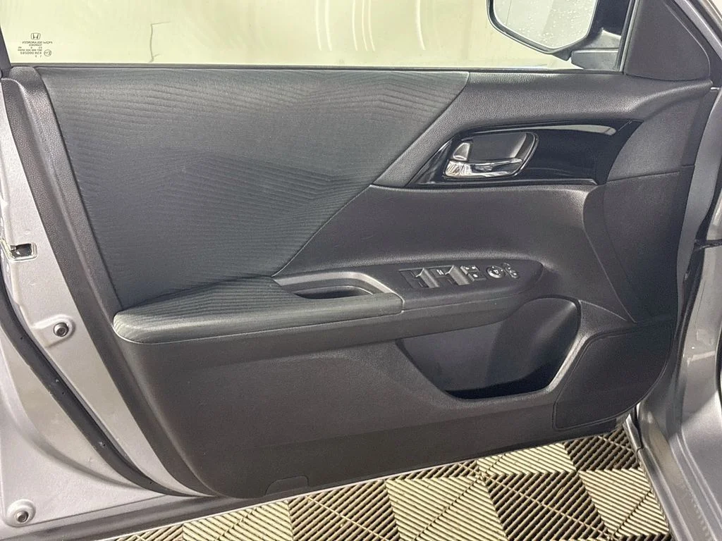 Used 2016 Silver Honda LX image 10