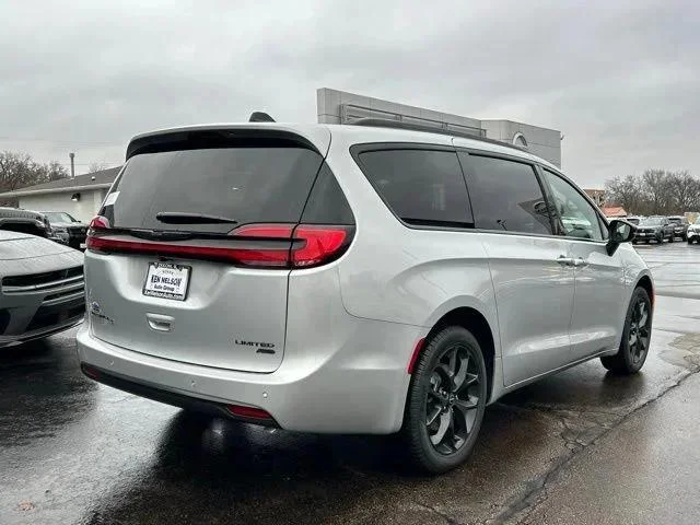 2026 Chrysler Pacifica Limited - Photo 11