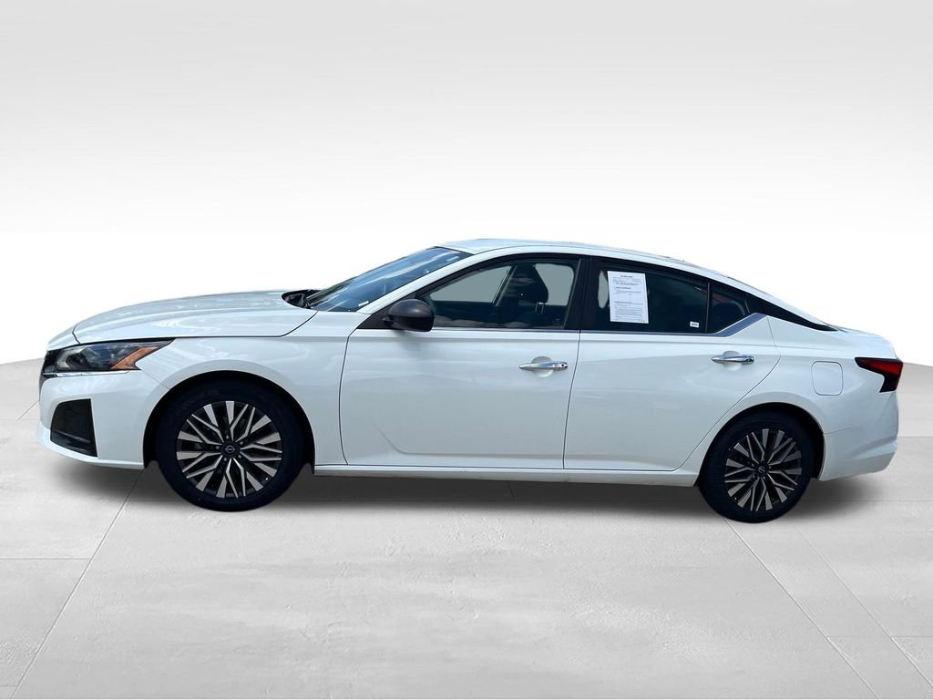 Used 2025 White Nissan 2.5 SV image 2