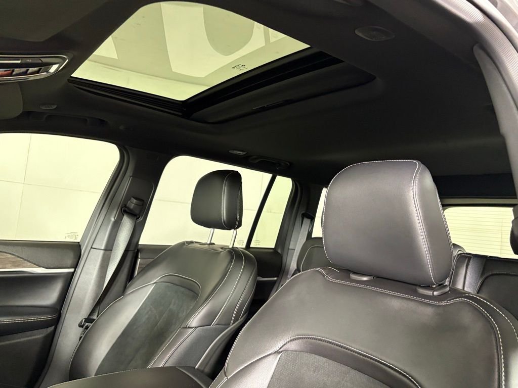 New 2026 Baltic Gray Metallic Clear-Coat Exterior Paint Jeep Altitude image 18