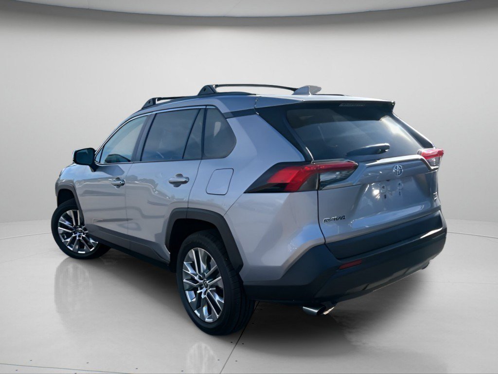 Used 2021 Silver Sky Metallic Toyota XLE Premium image 10