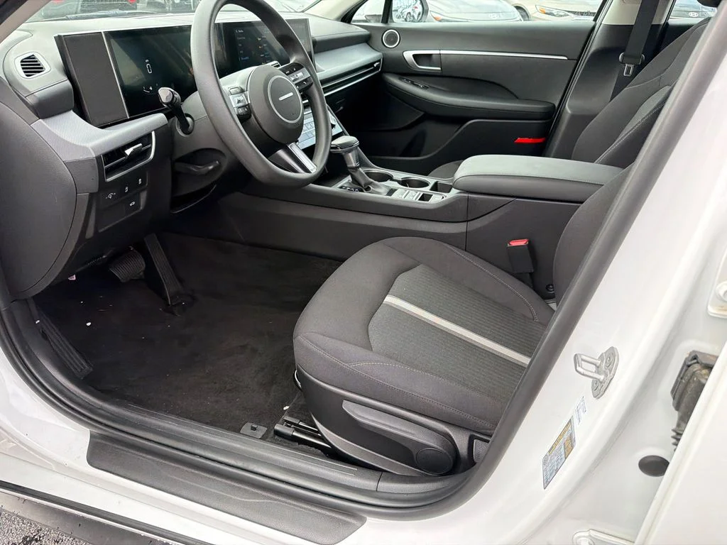 Used 2025 White Hyundai SE image 9