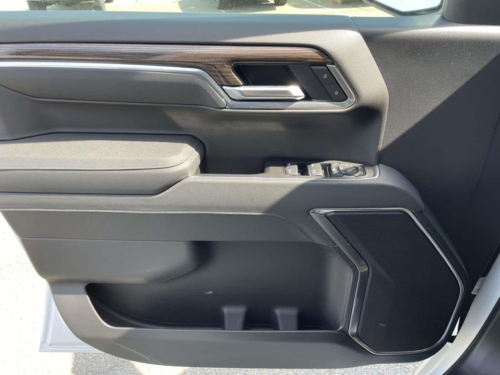 New 2026 Summit White Chevrolet LT (2FL) image 29