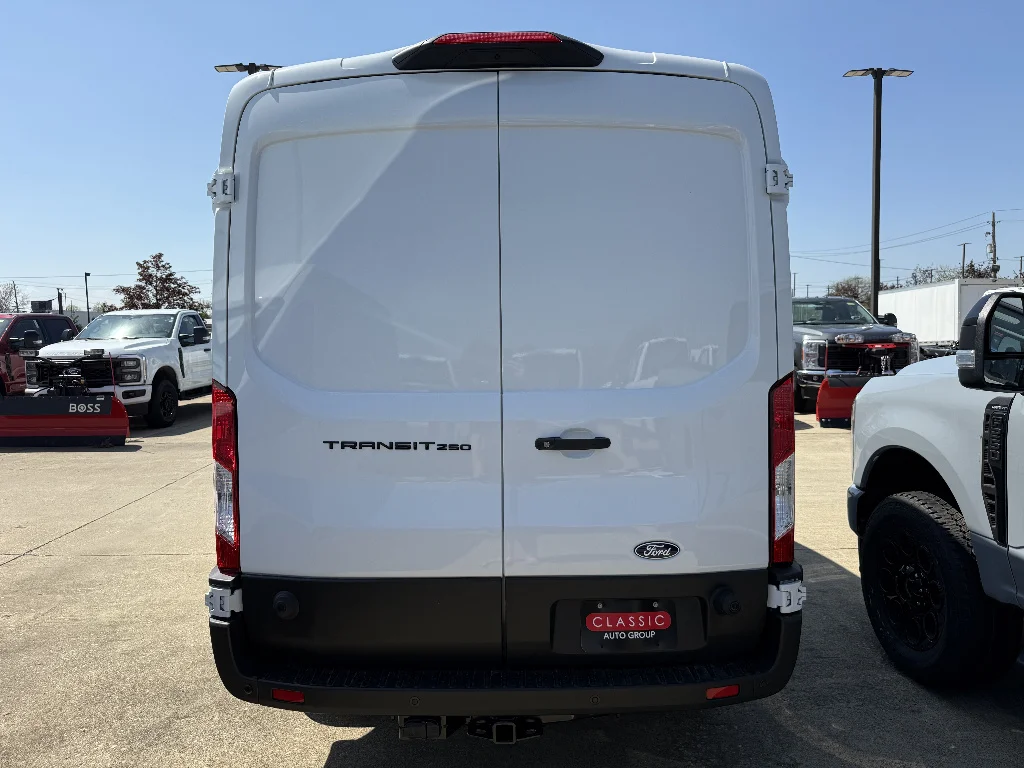 New 2026 Oxford White Ford T-250 148" Med Rf 9150 GVWR RWD image 4