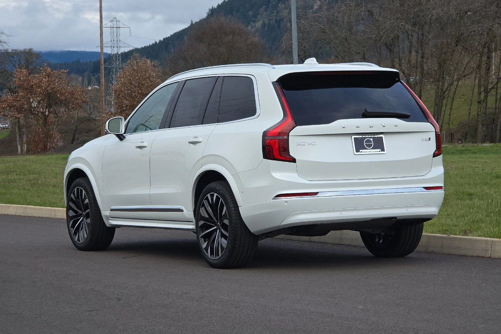 New 2026 Crystal White Volvo Plus image 5