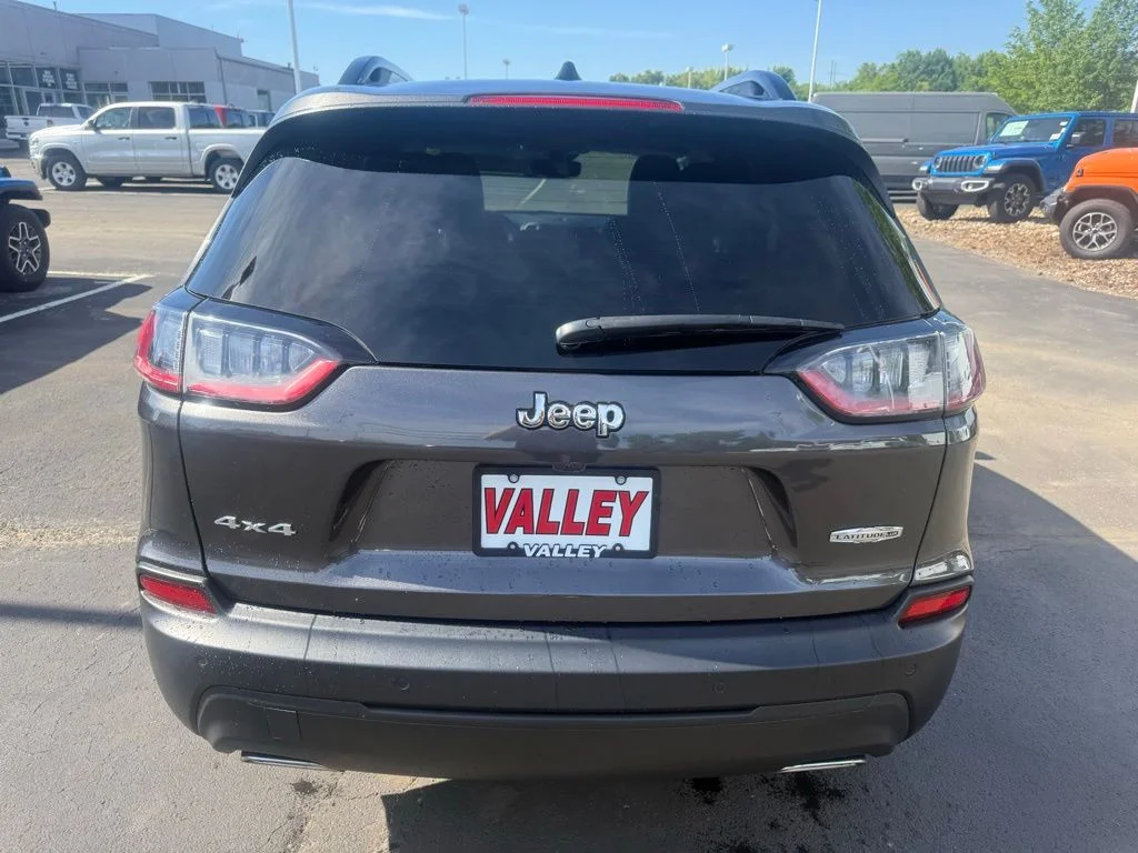 Used 2022 Gray Jeep Latitude Lux image 4