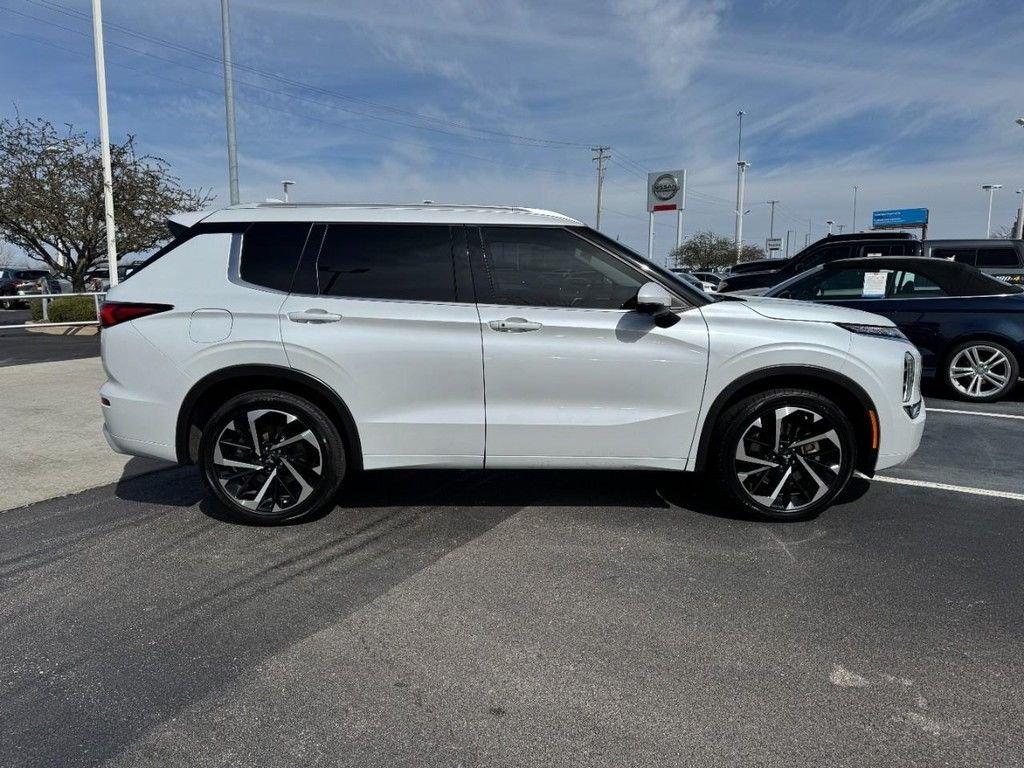 Used 2022  Mitsubishi SEL image 2