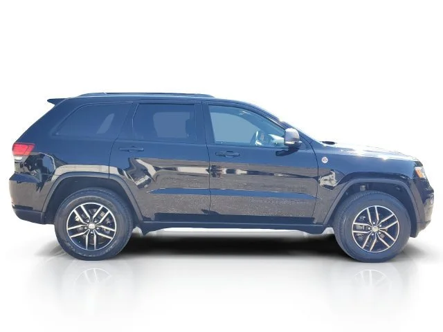 Used 2018 Diamond Black C Jeep Trailhawk image 8