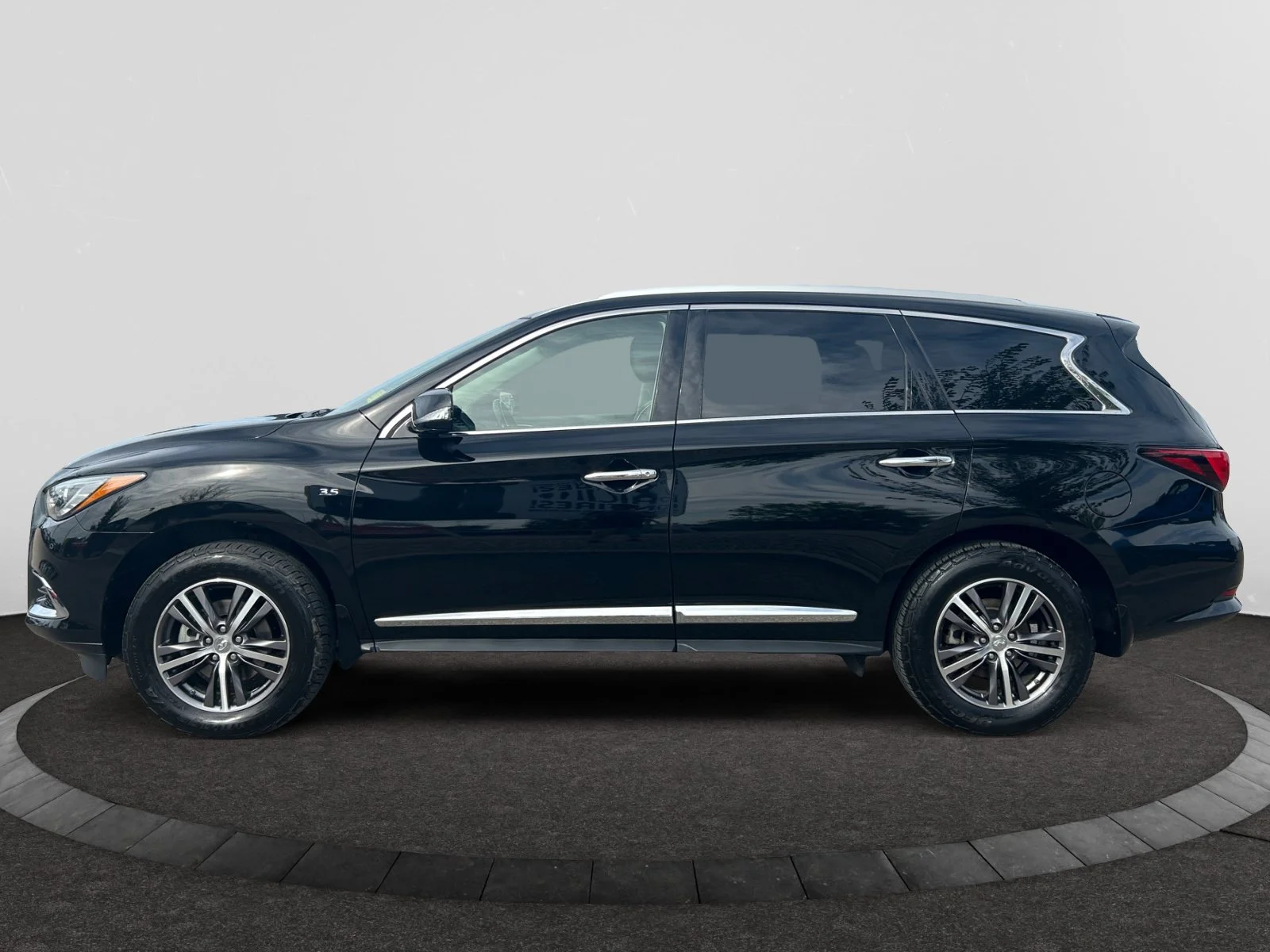 Used 2019 BLACK INFINITI PURE AWD image 2