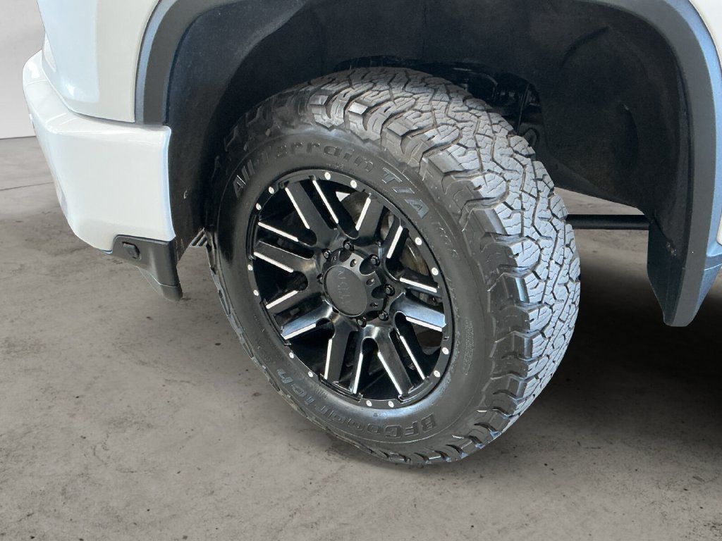 Used 2022 White Chevrolet High Country image 13