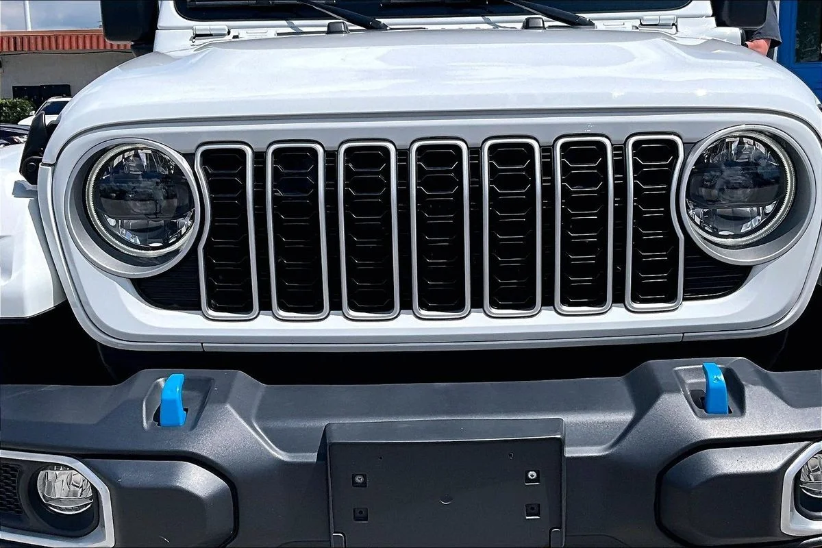 Used 2024  Jeep Sahara 4xe image 35