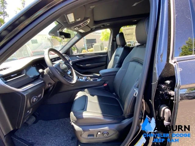 New 2026 Diamond Black Crystal Pearl-Coat Exterior Paint Jeep  image 27