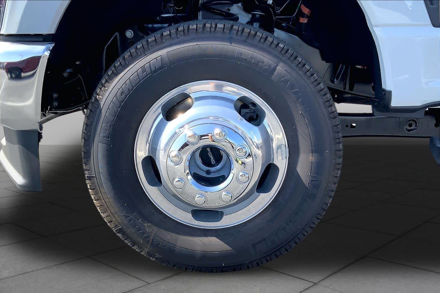 New 2026 Avalanche Ford F-350® XLT image 9