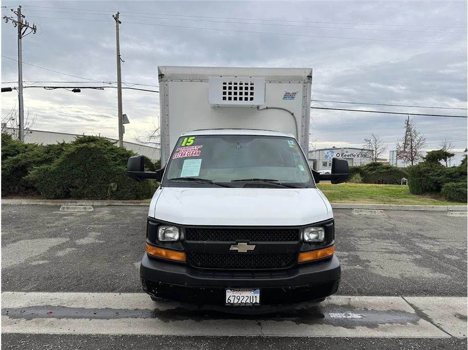 Used 2015 Summit White Chevrolet Cutaway Van 2D image 3