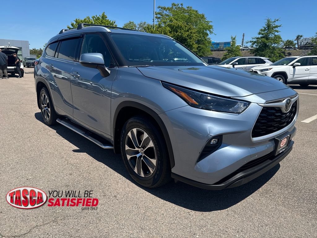 Used 2022 Gray Toyota XLE image 12