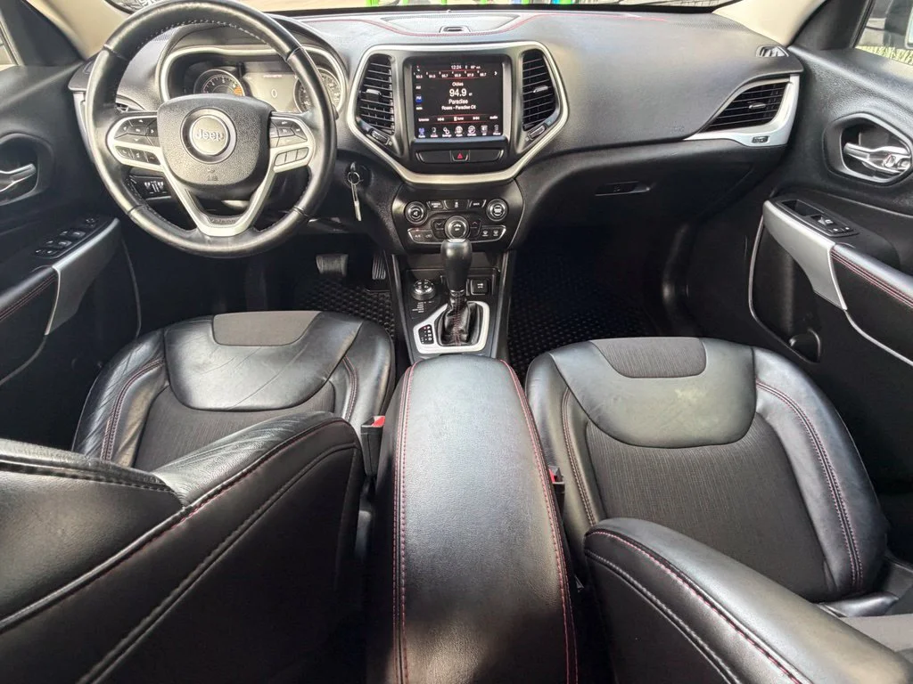 Used 2017 White Jeep Trailhawk image 10