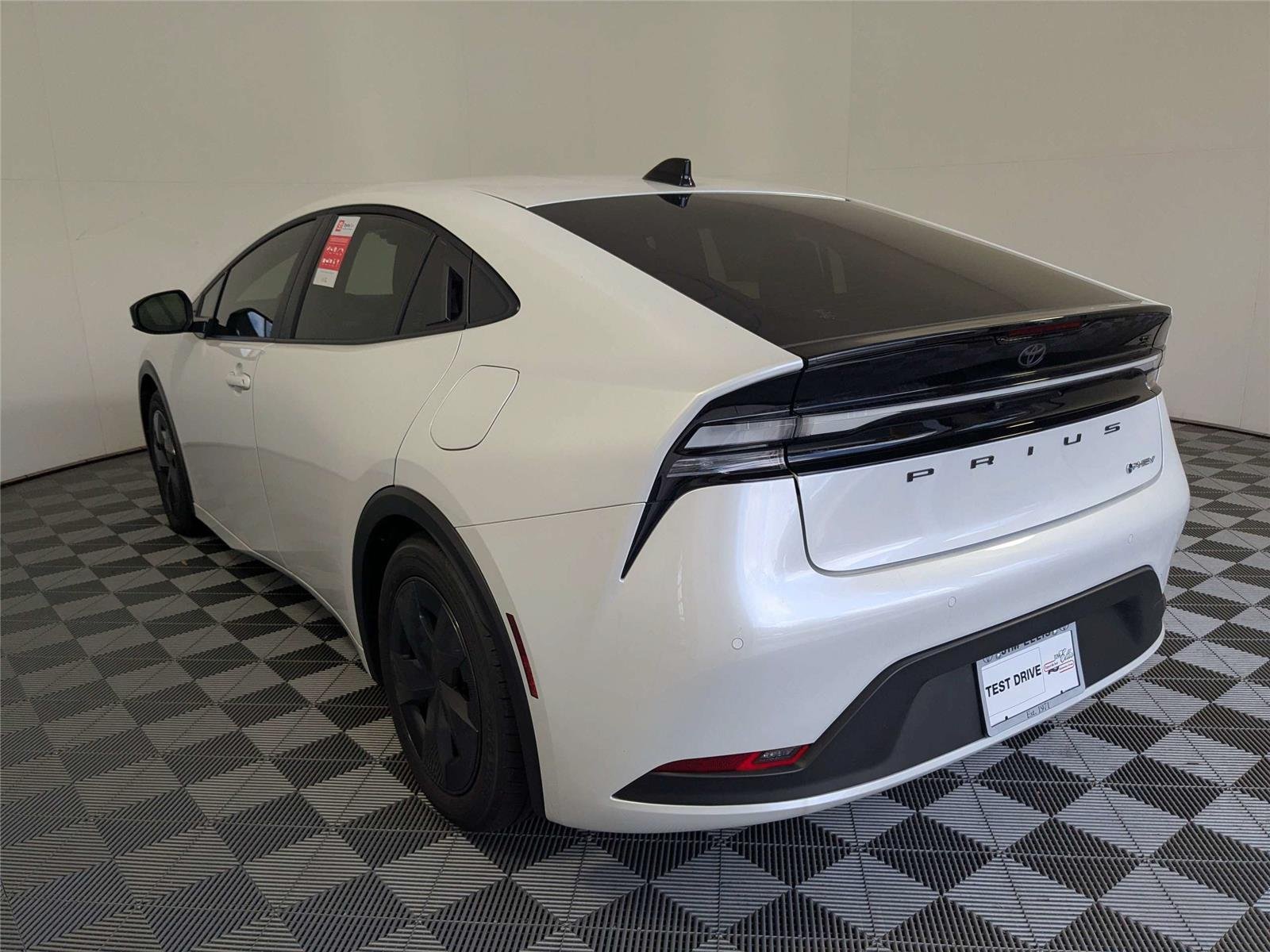 2026 Toyota Prius Plug-in Hybrid SE - Photo 8