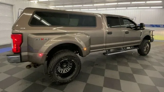 Used 2019  Ford XLT DRW CREW CAB image 8