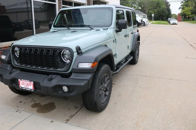 Used 2024 Earl Clearcoat Jeep Sport S image 4