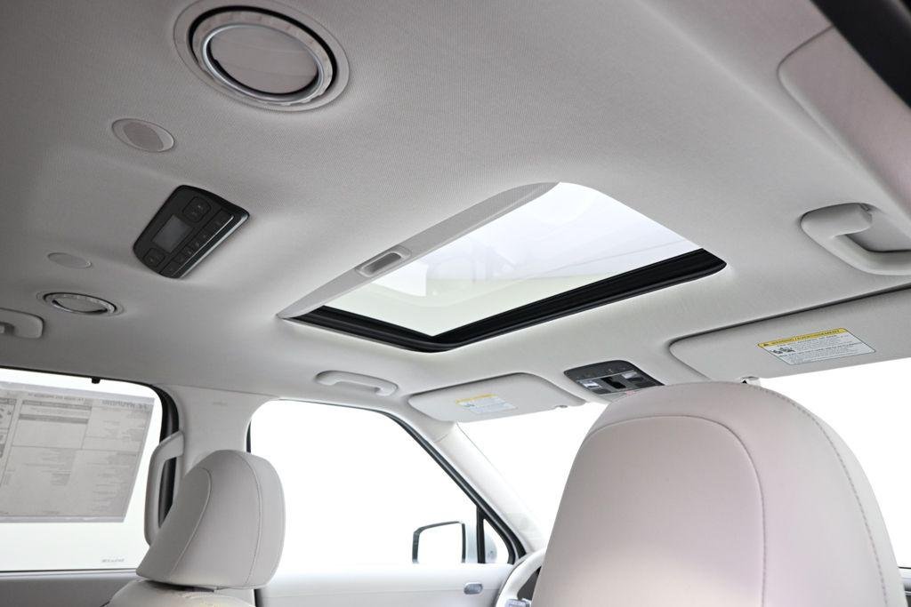 New 2026 Silver Metallic Hyundai SEL Premium AWD image 17