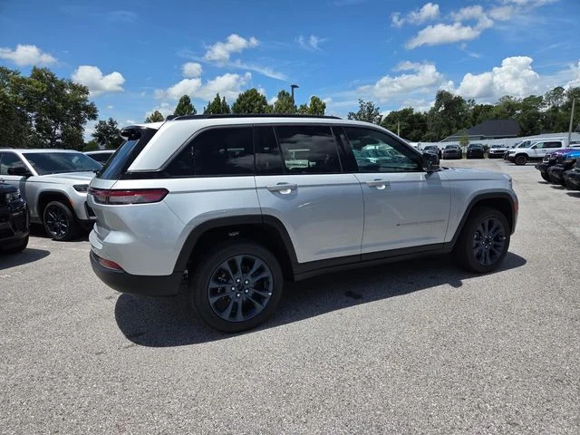 New 2026 Silver Zynith Exterior Paint Jeep 85th Anniversary Edition image 12