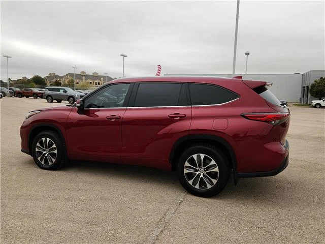 Used 2023 Ruby Flare Pearl Toyota XLE Front-Wheel Drive image 2