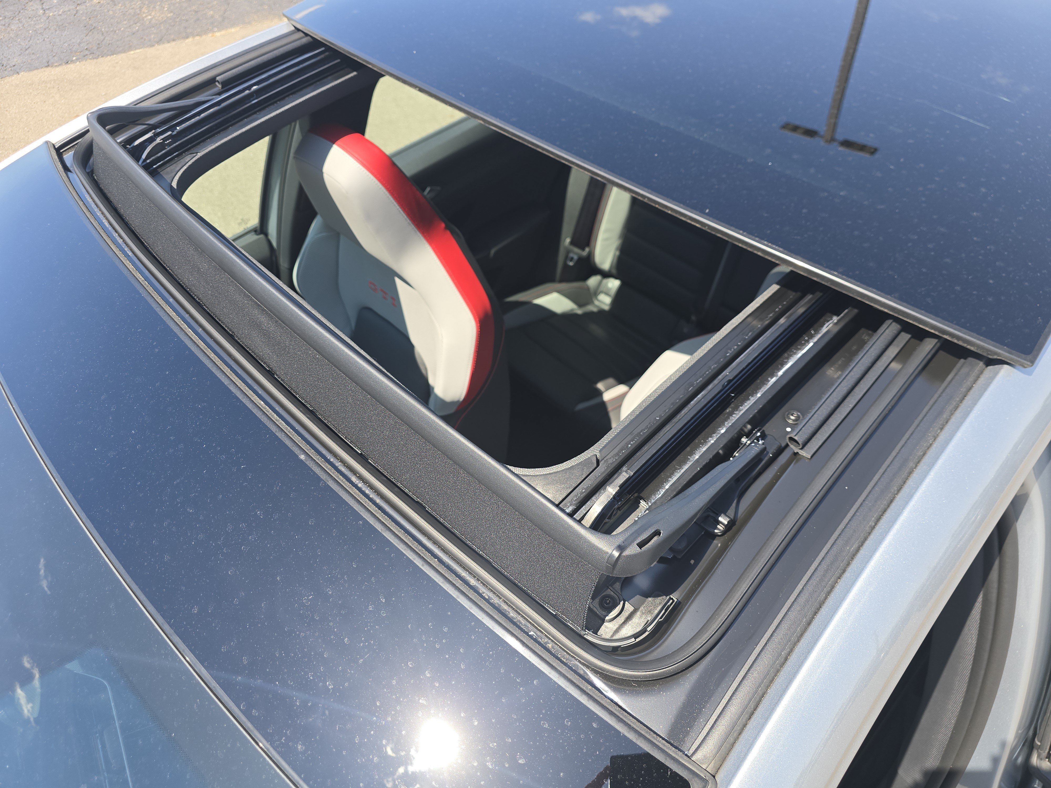 New 2026 Alpine Silver Metallic Volkswagen SE image 9