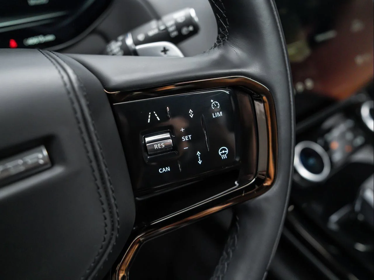 Used 2023 Black Land Rover SE Dynamic image 22