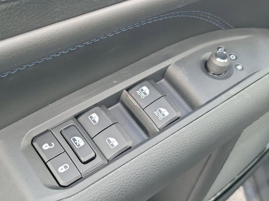 New 2026 Diamond Black Crystal Pearlcoat Jeep Latitude image 17