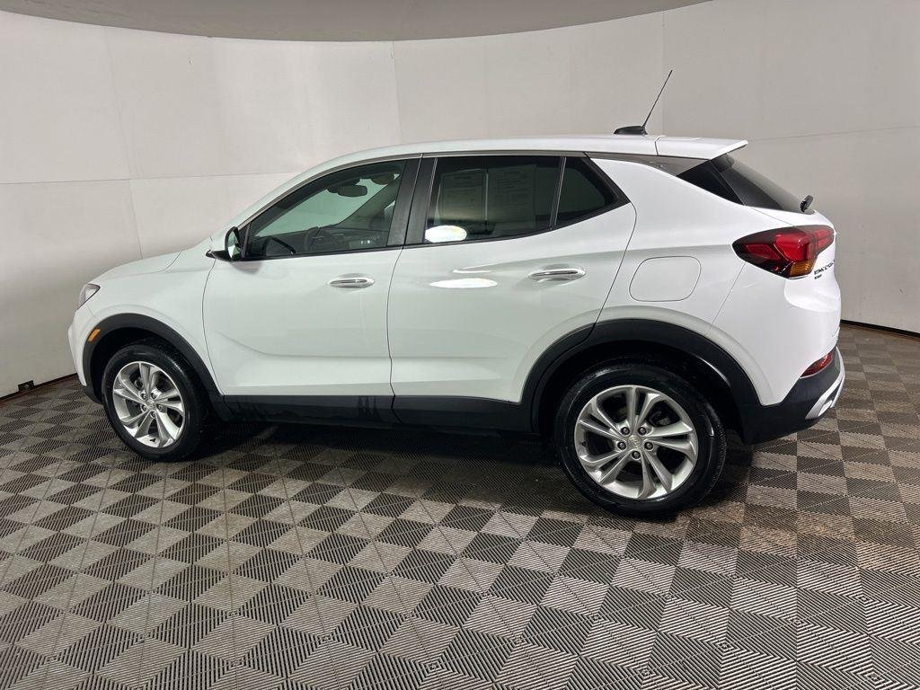 Used 2023 Summit White Buick Preferred image 10
