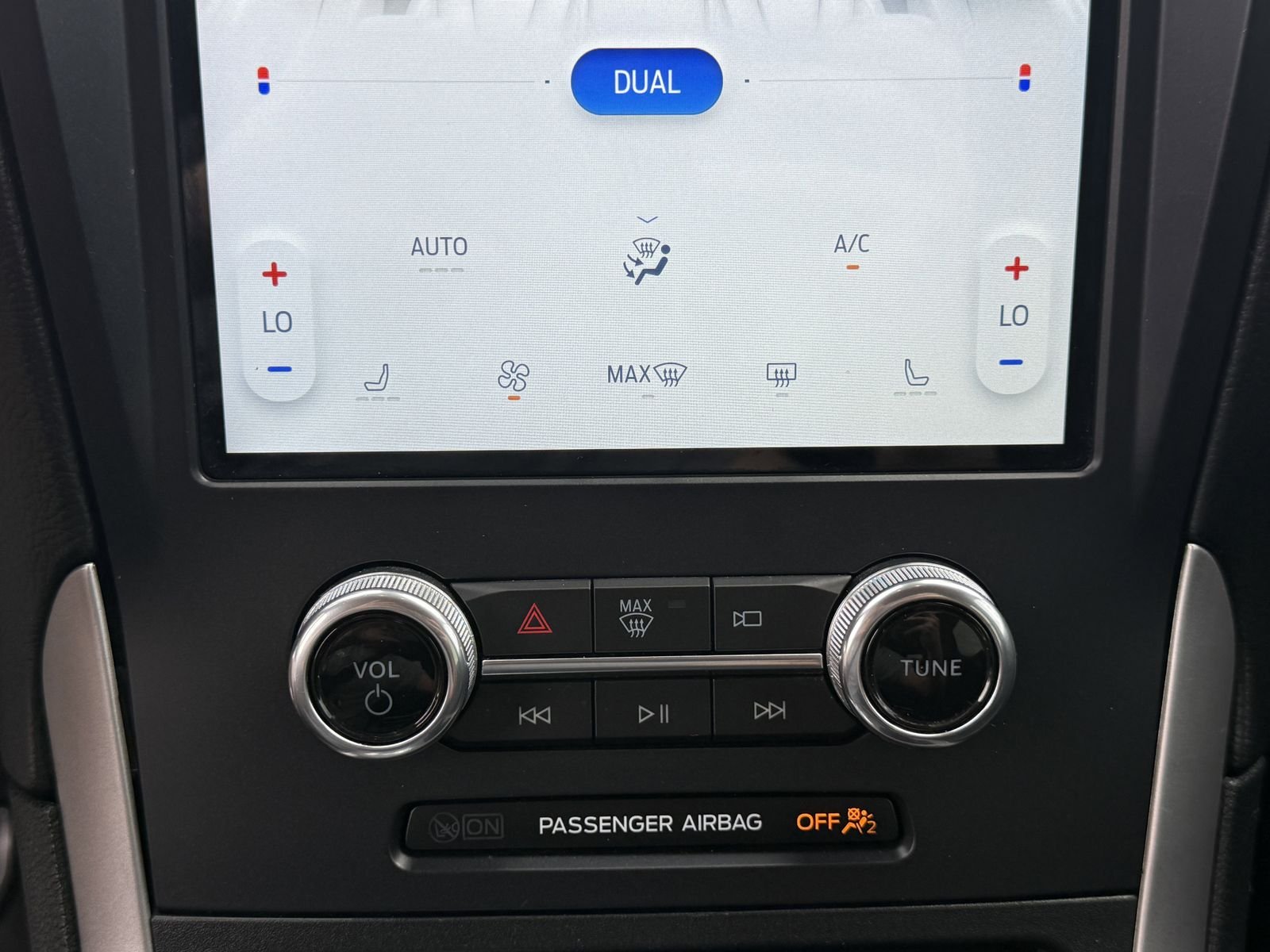 Used 2022 Oxford White Ford SEL image 25