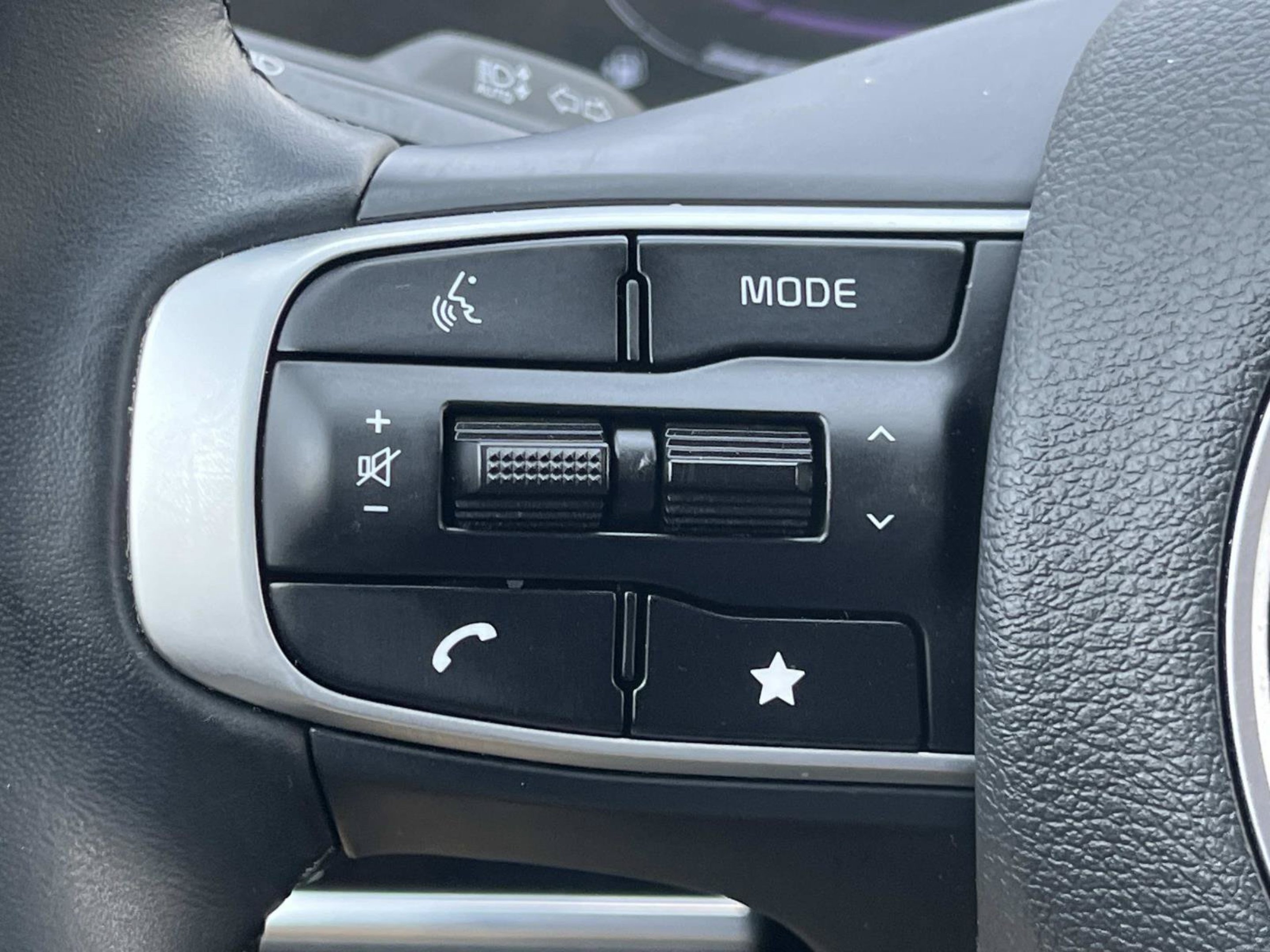 Used 2025 Glacial White Pearl Kia EX image 34