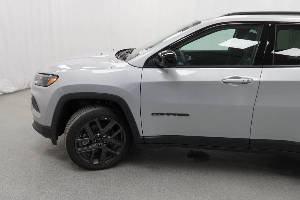 New 2026 Silver Zynith Metallic Clear-Coat Exterior Paint Jeep Latitude image 15